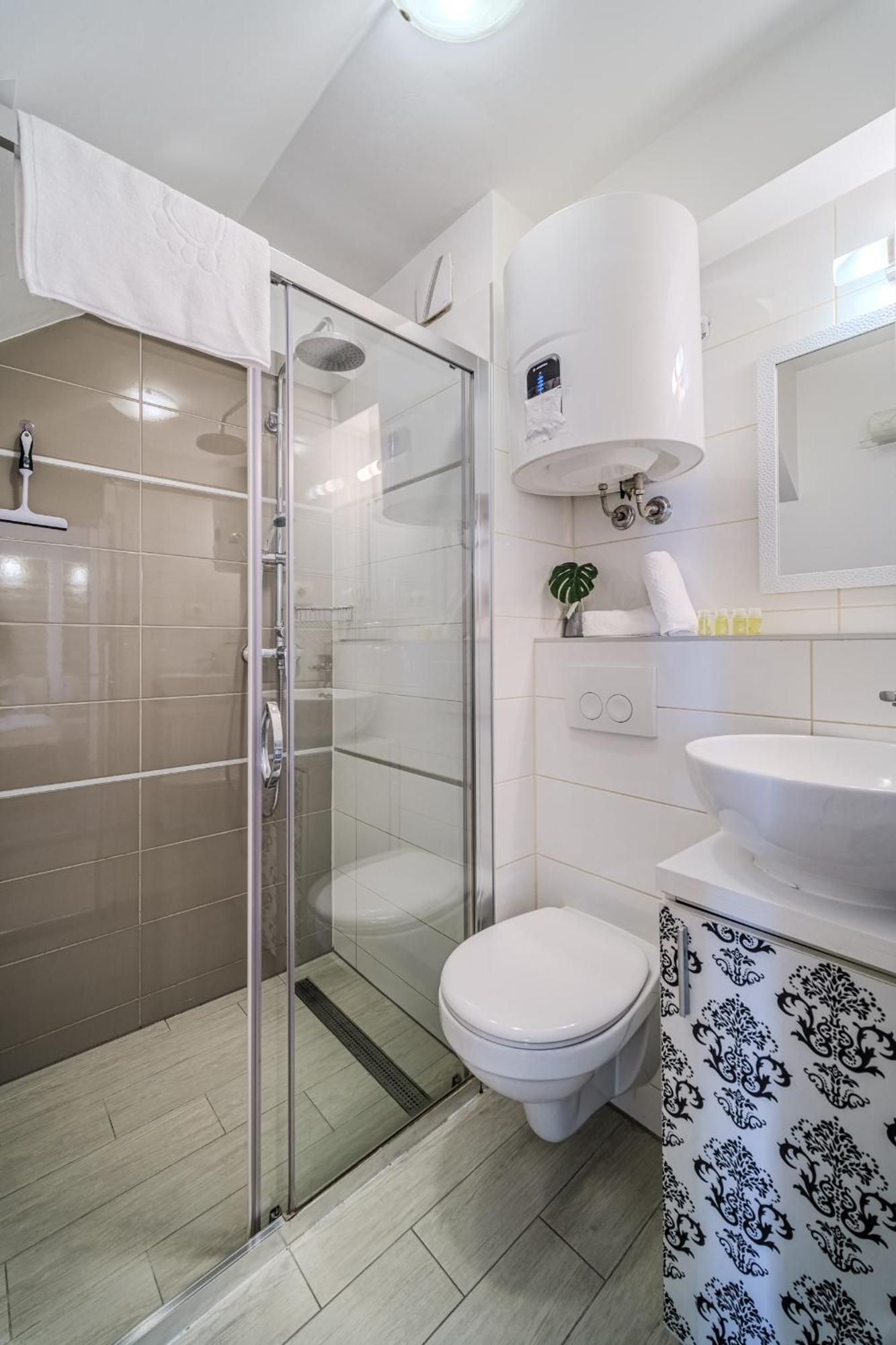 Central Split Rooms And Apartments Paese المظهر الخارجي الصورة