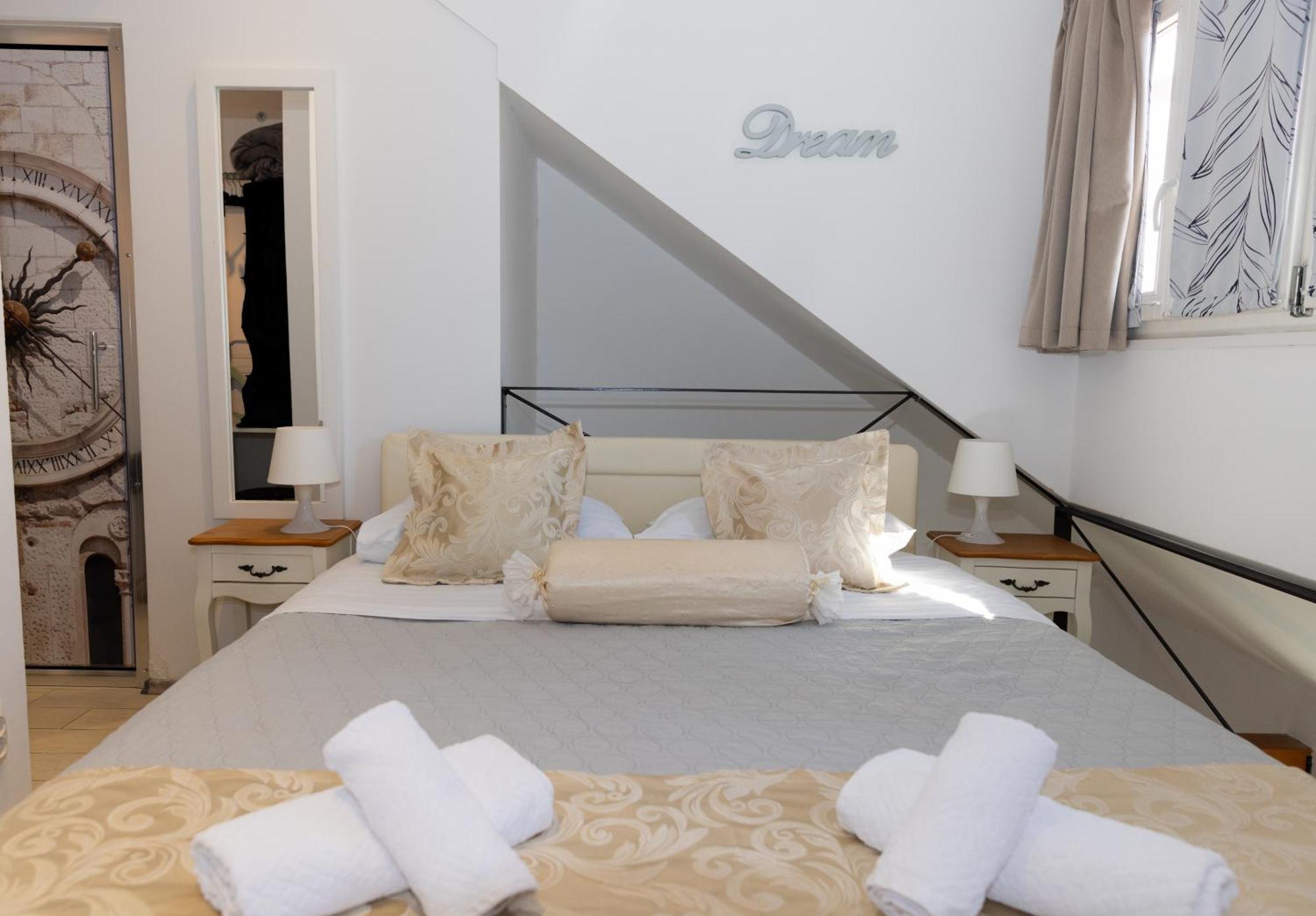 Central Split Rooms And Apartments Paese المظهر الخارجي الصورة